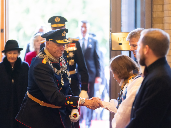 Kong Harald har komme til Stortinget og blir ønskt velkommen av deputasjonen. Foto: Morten Brakestad / Stortinget